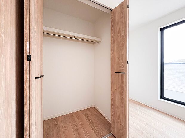 【収納】すっきり収納できるクローゼット。洋服や荷物もたっぷり収まります。    