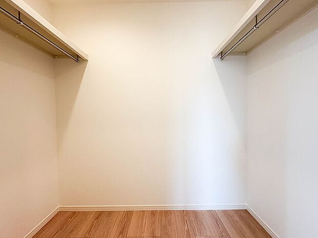 【ウォークインクローゼット】大容量WICで衣類もすっきり。季節ごとに整理整頓も楽々。  