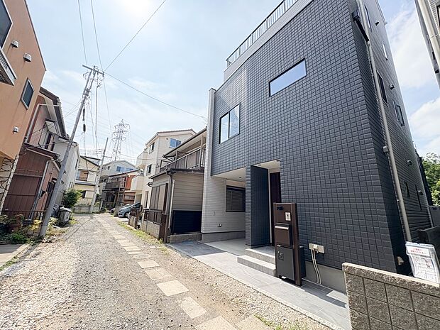 【前面道路を含む外観】閑静な住宅街に佇む家。穏やかな日常がここにあります。  