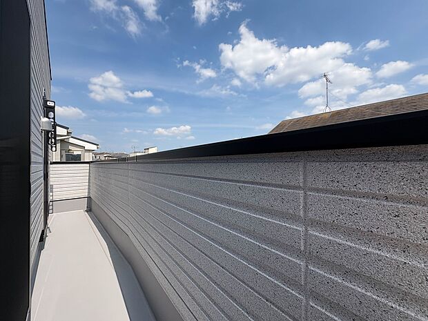 【バルコニー】閑静な住宅街を一望できるバルコニーで、穏やかな時間をお過ごしいただけます。