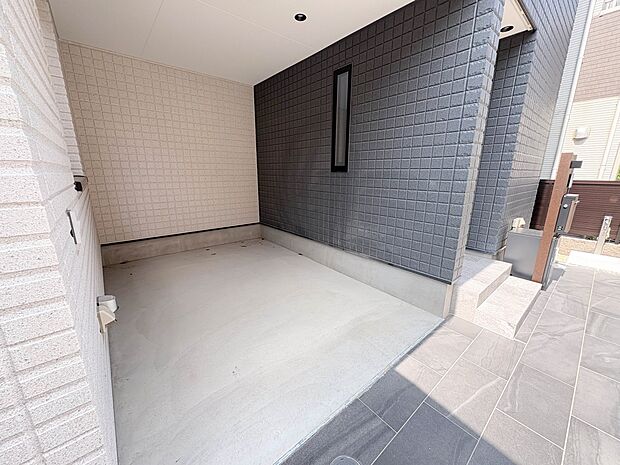 【駐車場】広々駐車スペース。お子様と安全に乗り降りでき、毎日が快適に。