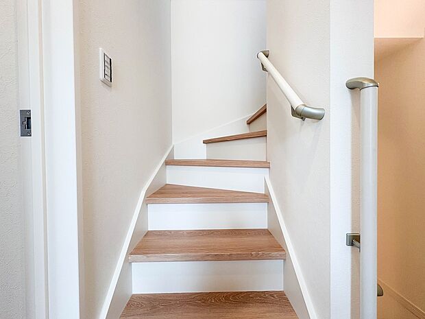 【手すり付き階段】家族みんなが安全に使える階段。毎日をサポートする設計です。  