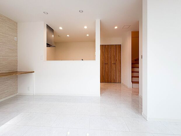 【LDK16.6帖】対面式キッチンで家族と会話が弾む。明るく広々としたダイニングキッチン。