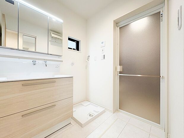 【脱衣場】明るく清潔な脱衣所。快適なバスタイムをサポートします。  