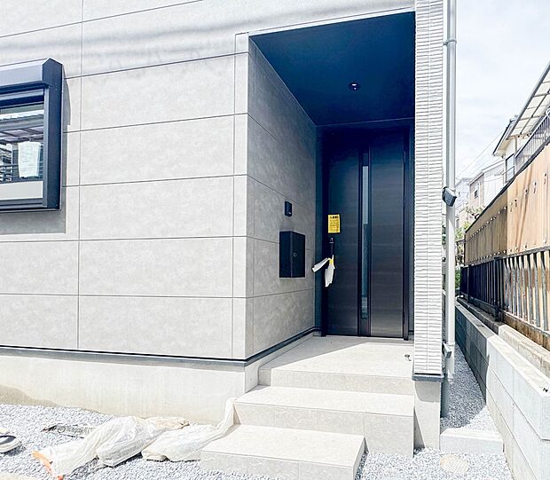 【玄関】玄関はおうちの顔と言われます。玄関アプローチは、外観デザインの印象を左右します。ご家族の個性を出しながら、素敵な玄関でお客様をお迎えしてください。