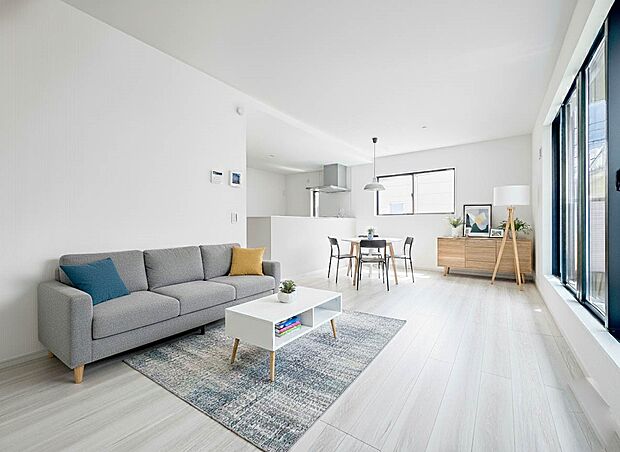 【リビング　LDK16.2帖】  整然とした空間演出、快適な理想の暮らしの実現は家のみの拘りではなく、そこで暮らす方々にとって素敵な環境であることも挙げられると思います。四季折々の変化が奏で…