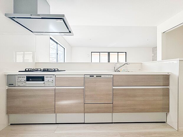 【キッチン　LDK16.2帖】ナチュラルな自然光の中での調理。会話が弾む対面型キッチン。お洒落な食器類を余裕で収納できるスペース。動きやすい女性目線のキッチン動線。これからはお料理をつくる時…