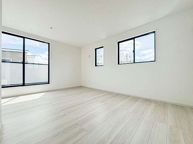 【寝室　9.5帖】シンプルな内装はおしゃれのポイントです。シンプルは華美より飽きがこないからです。色や模様でおしゃれ感をだす。それがシンプルイズビューティーです。