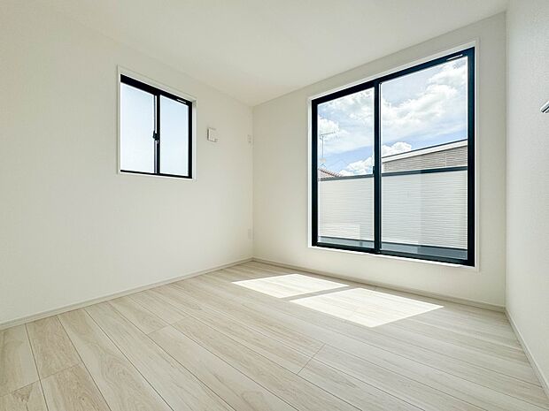 【子供部屋　4.1帖】お子様のお部屋にぴったりなクロークを備えたフローリング仕様の洋室です。