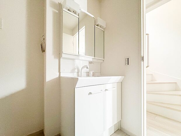 【洗面台】 十分な大きさの洗面台は、身だしなみチェックや歯磨きなど、朝の慌ただしい時間でもホテルライクなスペースで余裕とゆとりを感じて頂けます。