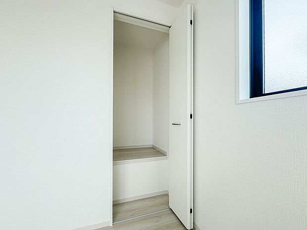 【収納】各部屋を最大限に広く使って頂ける様、全居住スペースに収納付。プライベートルームはゆったりと快適に。