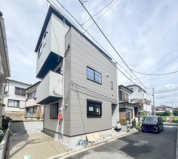 【前面道路4メートル】家の前をまっすぐの通りが走っている。クルマは少なく、人々は毎朝、ウォーキング、ジョギング、犬の散歩など、フリーな朝時間を過ごしている。