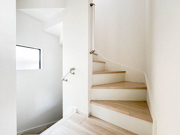 【手すり付階段】手すりがないと階段の昇り降りで危険なことはもちろん、壁に手をつきながら歩くことで壁紙が汚れやすくなります。すべての方に快適に昇り降りしていただくため、手すりを設置しました。