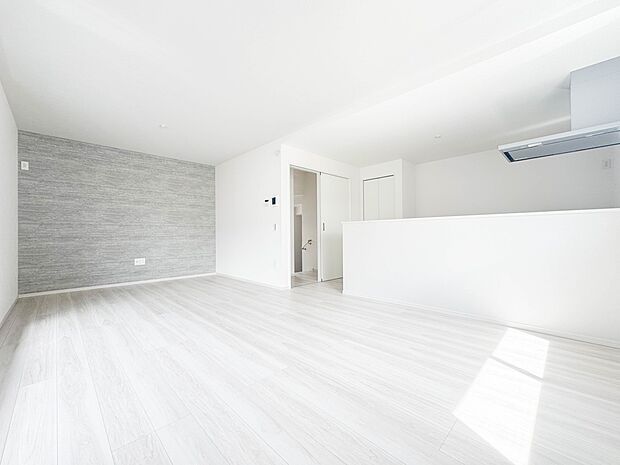 【リビングダイニング LDK16.2帖】シンプルなデザインの家は風情がある。住む人のこだわりを感じる。外観も内装もいたってシンプル。居心地がよく、家事や趣味、子育てなどにも集中できる。家も人…