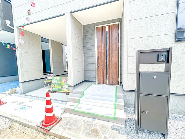 【玄関】玄関はおうちの顔と言われます。玄関アプローチは、外観デザインの印象を左右します。ご家族の個性を出しながら、素敵な玄関でお客様をお迎えしてください。