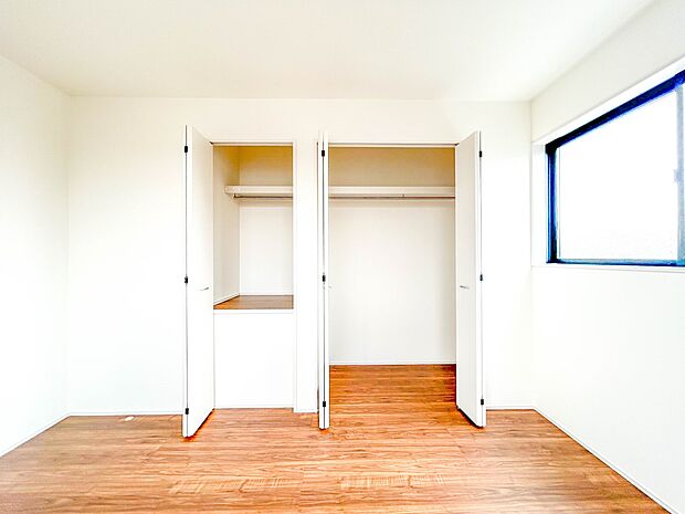 【収納】各所に配置された収納スペースは、洋服や小物はもちろんのこと、掃除機や日用予備品・お子様のおもちゃなど様々な物を収納して頂ける便利なスペースです。