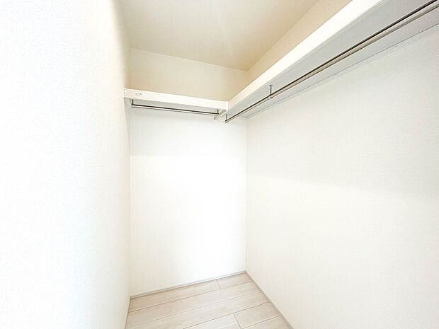 【WIC】WICのメリットの1つ目は、1箇所にまとめて収納が出来ること。2つ目は、衣替えが必要ないこと。3つ目は、扉が少なくなり室内がスッキリ見えること。