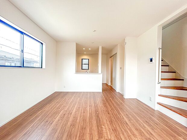 2号棟【リビングダイニングLDK16帖】シンプルなデザインの家は風情がある。住む人のこだわりを感じる。外観も内装もいたってシンプル。居心地がよく、家事や趣味、子育てなどにも集中できる。家も人…