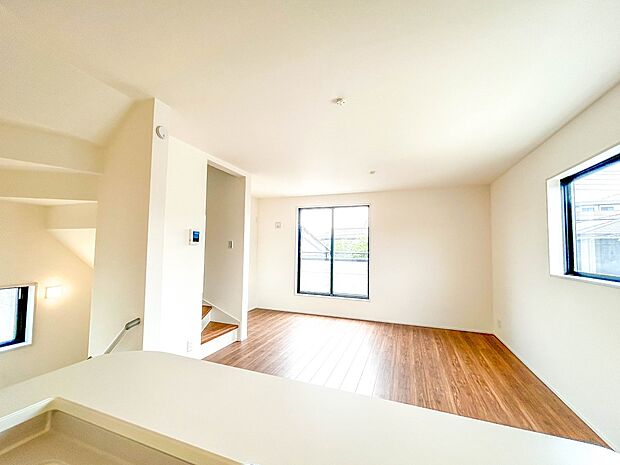 2号棟【ダイニングキッチンLDK16帖】会話でホッとコミュニケーションできるリビング。料理でホッとハピネスになるキッチンなど。人をホッとさせる最新設備・仕様を採用しています。