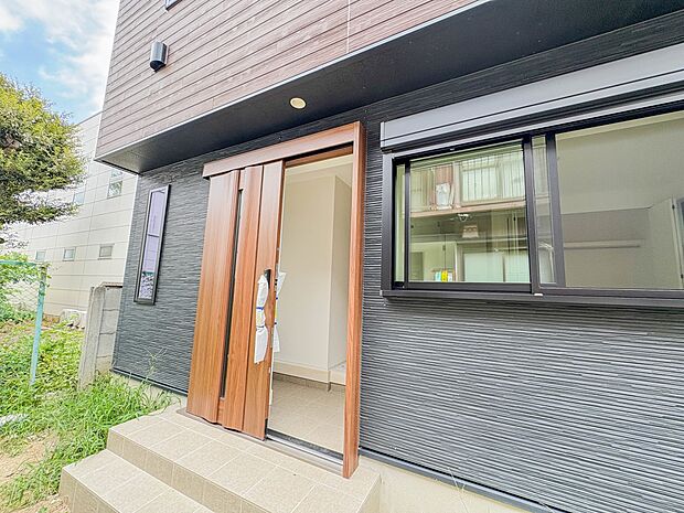 【玄関アプローチ】 玄関はおうちの顔と言われます。玄関アプローチは、外観デザインの印象を左右します。ご家族の個性を出しながら、素敵な玄関でお客様をお迎えしてください。