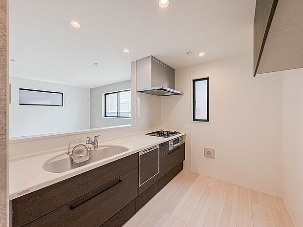 ナチュラルな自然光の中での調理。お洒落な食器類を余裕で収納できるスペース。動きやすい女性目線のキッチン動線。これからはお料理をつくる時間が劇的に変わります。