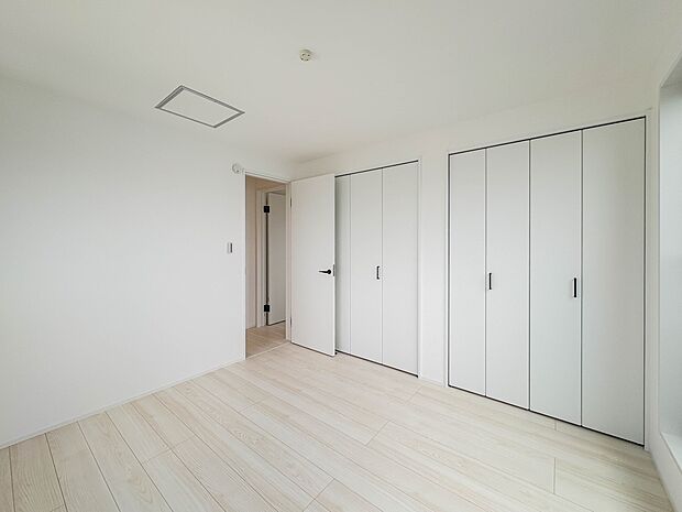 通風・採光に優れ、心地よい光と風が溢れています。 贅沢で豊かな居住性と、プライドを満たすクオリティが見事に調和した住空間。新築ならではの快適なひとときをご体感頂ける筈です。