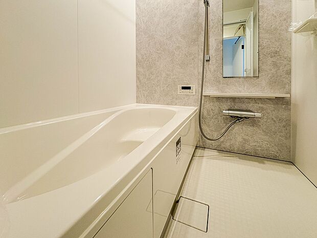 【浴室】浴室は一日の疲れを癒す場所だから、家族みんながゆったりできる快適設計。追い炊き機能付きオートバス。安定した温度で、いつでも快適に入浴できます。