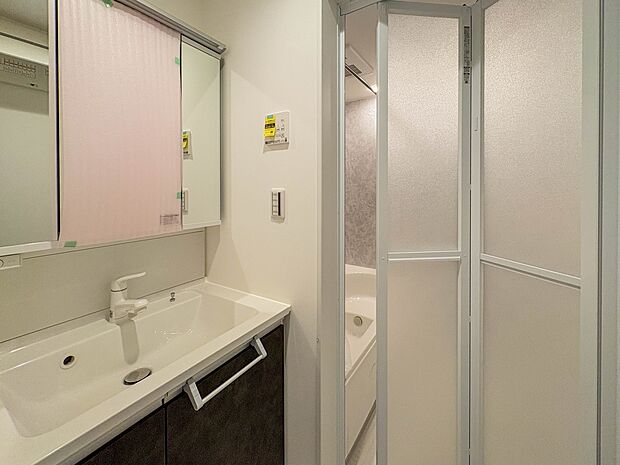 大きく見やすい三面鏡で清潔感ある洗面台は、身だしなみチェックや肌のお手入れに最適です。何かと物が増える場所だからこそ、スッキリと見映えの良い空間に拵えました。