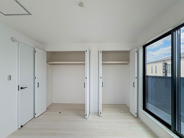 各所に配置された収納スペースは、洋服や小物はもちろんのこと、掃除機や日用予備品・お子様のおもちゃなど様々な物を収納して頂ける便利なスペースです。