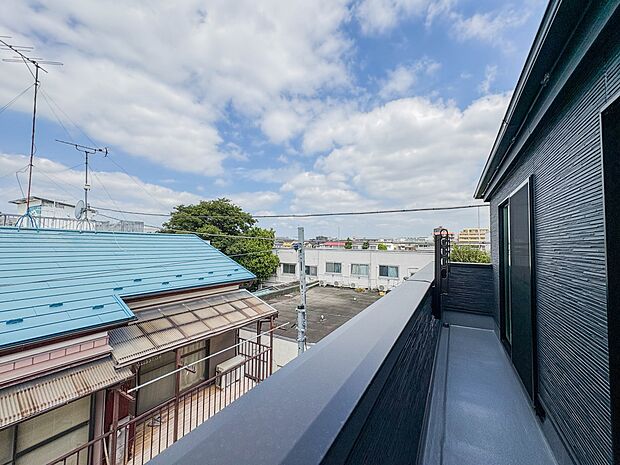 バルコニーに自分のこだわりをもたせる。120%自由自在のバルコニー。もちろんお洗濯物を干す、ゴミを一時保管するなどもおまかせください。バルコニーを多目的スペースとして考えてみましょう。