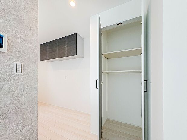 【パントリー(食料庫)】常温保存できるパン、お米、調味料、缶詰など、日常的に使うものや未開封の食品の収納にぴったり。棚にものを並べて収納すれば、何が足りないのかひと目で確認できます。