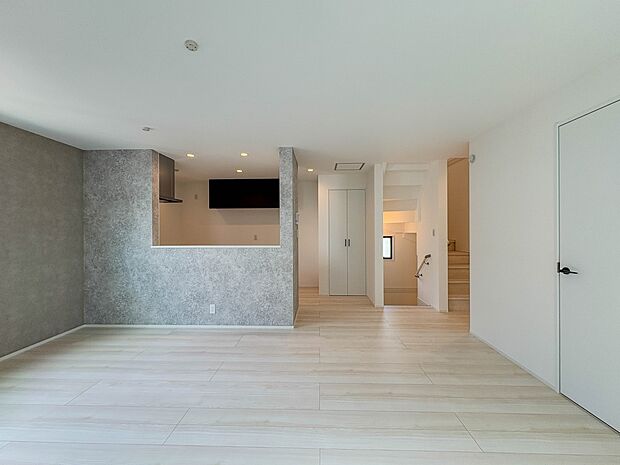 整然とした空間演出、快適な理想の暮らしの実現は家のみの拘りではなく、そこで暮らす方々にとって素敵な環境であることも挙げられると思います。四季折々の変化が奏でる鼓動を楽しんで下さい。