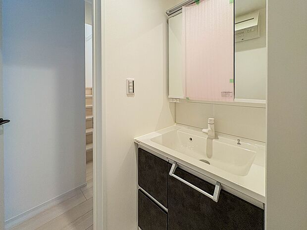 脱衣所、洗面所は小さなプライベートスペース。歯磨き、洗顔と毎日施す個人空間。換気も設置して、熱気などを開放して、爽やかなスペースになるように設計されています。