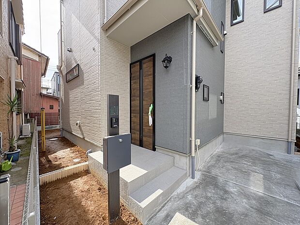 【玄関】電子キー採用・荷物を持っての開施錠もラクラク!・隣地との空間を広めに配置