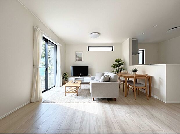 【LDK15.62】隣接する洋室5.25帖と合わせて20帖以上の1階フロア・南側に庭のある1階*家具や装飾は AIによる加工、販売価格に含まれません。