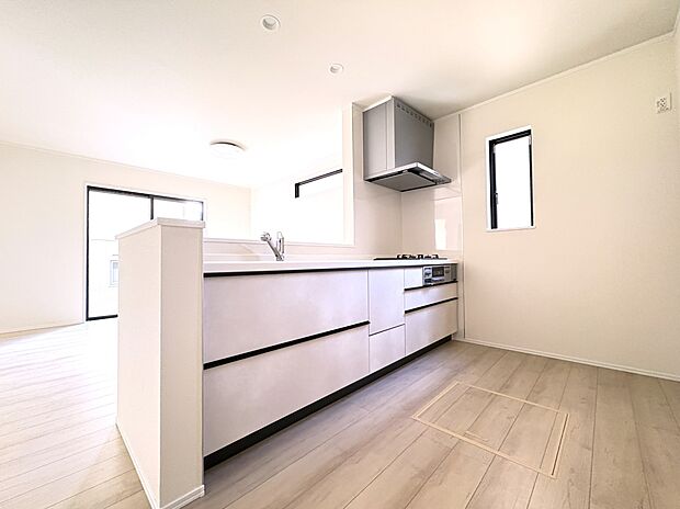 【LDK15.62】スタイリッシュなデザインのスリムフード換気扇・オープンカウンターのシステムキッチン