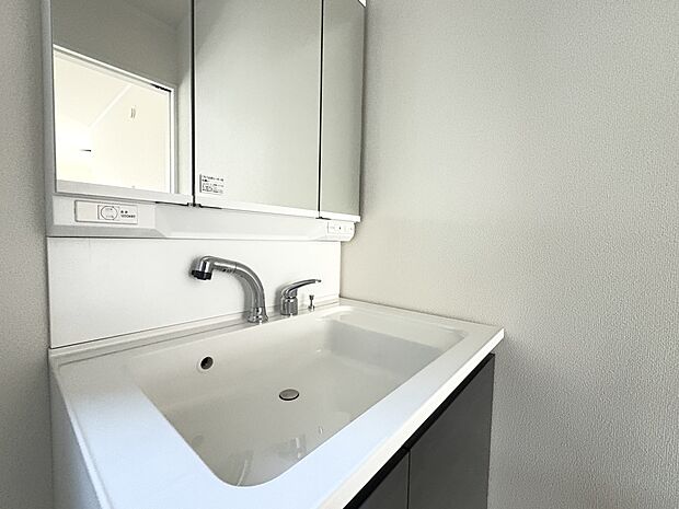 【洗面台】3面鏡・鏡裏に小物、スライド収納も備えたシャンプードレッサー