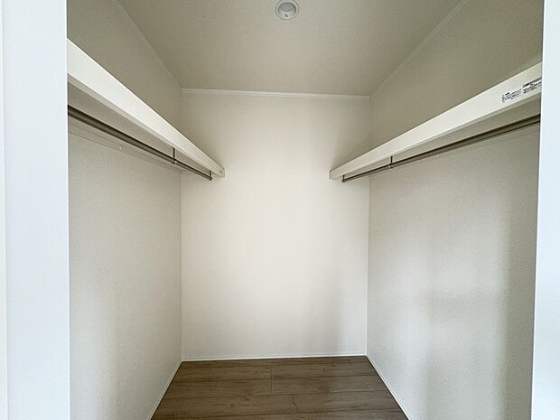 【ウォークインクロゼット】2階7帖にある大型収納