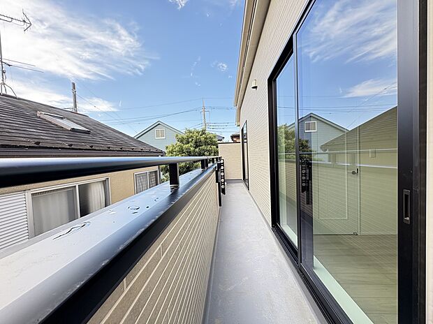 【バルコニー】南向きワイド!2階2部屋に面したワイドバルコニー