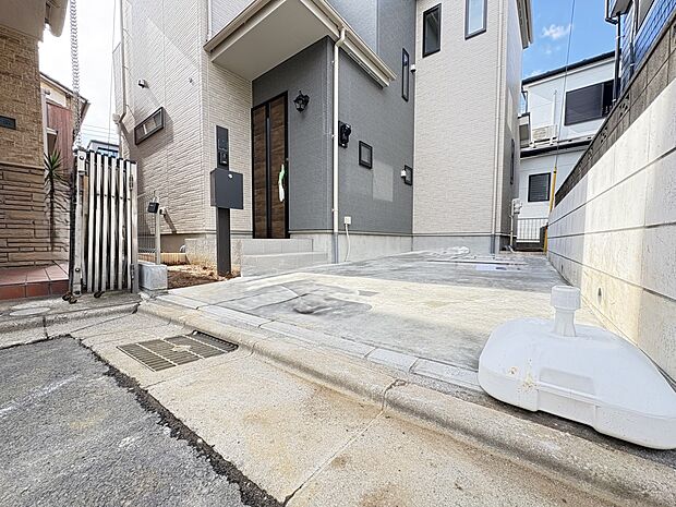 【駐車場】公道4mの角に接道・間口2.94m、ゆとりの広さ 車庫入れも安心