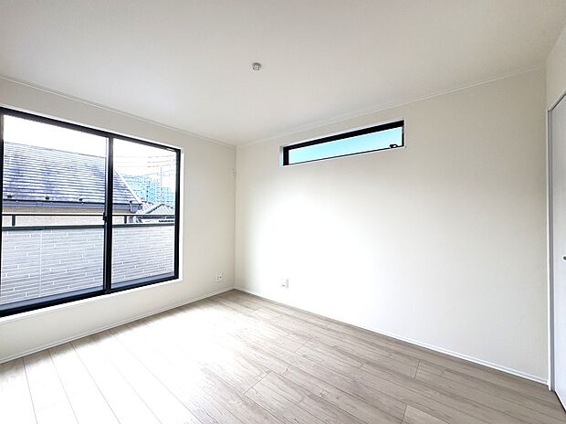 【2階 洋室6帖】2階2部屋に面するワイドバルコニー・南向きの大型窓!