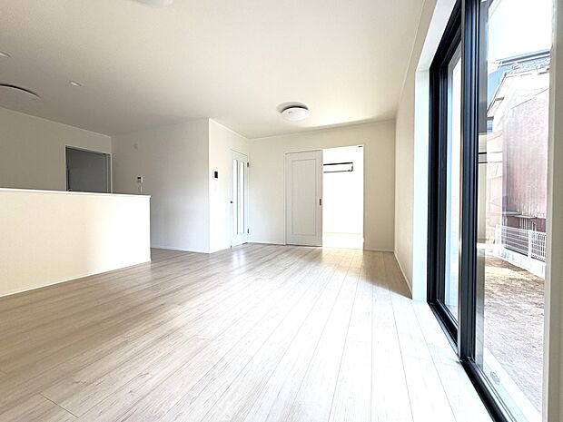 【LDK15.62】洋室5.25帖に続くリビングフロア・南側に大型窓と庭スペース、採光と解放感も良好!