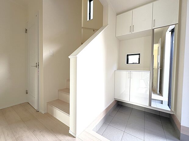 【独立階段室】玄関ホールと階段・リビングの熱効率の良い独立した階段室