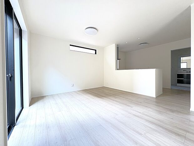 【LDK15.62】南庭に面したLDKと洋室・大型窓が2ヵ所、開放感ある1階フロア