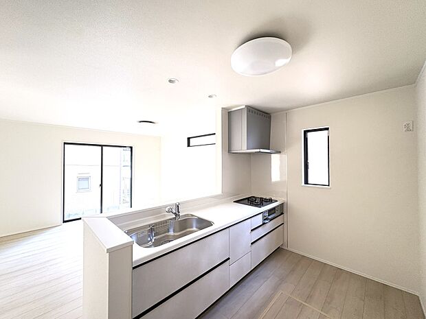 【LDK15.62】リビングやダイニングを見渡す開放的なオープンキッチン・背面に洗面水回りを配して、家事動線もラクラク