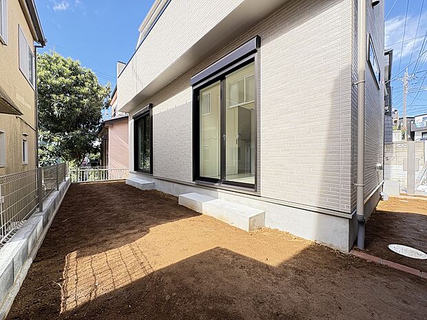 【南 庭】ゆとりある敷地33坪(109.87m2)・南庭の広々スペース! 大きな窓が2ヵ所ある1階フロアは 採光も通風もグッド!・家周りのスペースもゆったり!