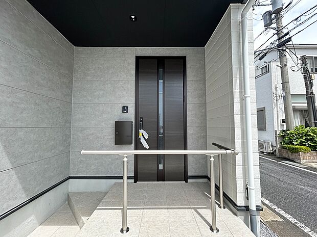 【玄関】家の顔となる玄関は、高いデザイン性が求められます。高級感と断熱性、防犯性に優れた玄関ドアを標準装備。ピッキング対策のセキュリティサムターン等、防犯に考慮しました。