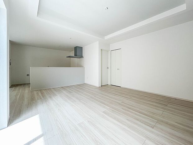 【LDK19.5帖】 お子様と会話をしながら家事ができるカウンターキッチン。いま手があいているか、忙しそうなのか相手の様子を伺いながらコミュニケーションをとる訓練にもなります。