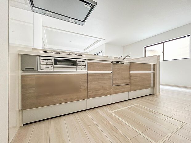 【キッチン】ナチュラルな自然光の中での調理。会話が弾む対面型キッチン。お洒落な食器類を余裕で収納できるスペース。動きやすい女性目線のキッチン動線。これからはお料理をつくる時間が劇的に変わりま…