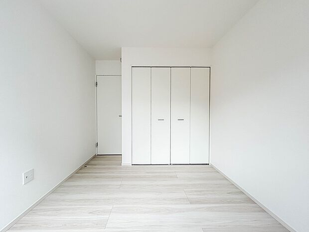【洋室5.2帖】お子様のお部屋にぴったりなクロークを備えたフローリング仕様の洋室です。